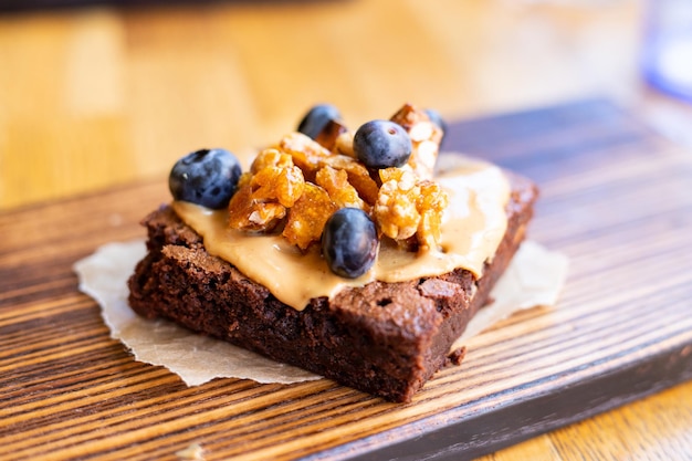 Brownie de chocolate con nueces y arándanos en una mesa de restaurante