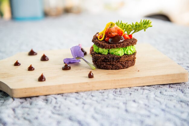 Brownie de chocolate en un plato de madera