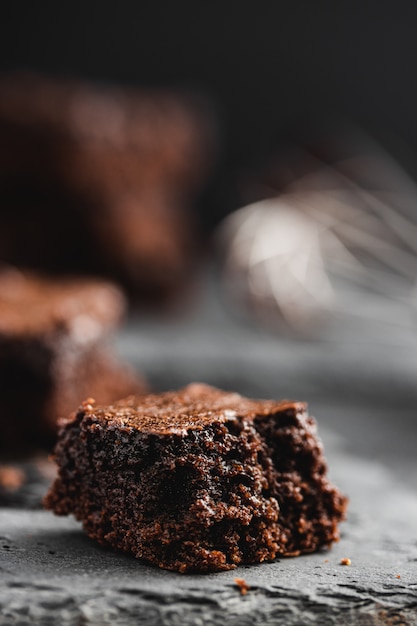 Brownie de chocolate sobre piedra pizarra negra