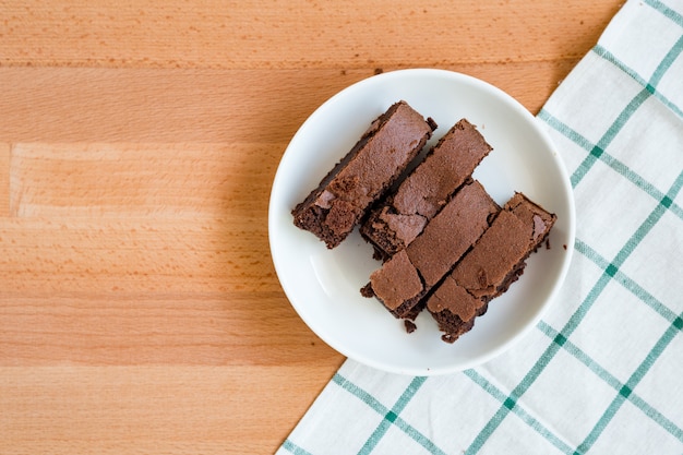 Foto brownie de chocolate en tabla de cortar