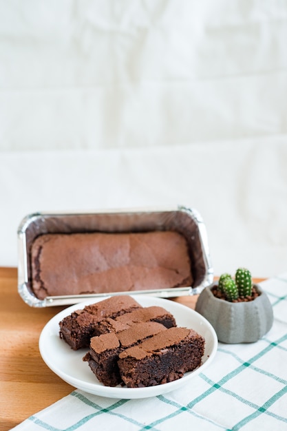 Brownie de chocolate en tabla de cortar