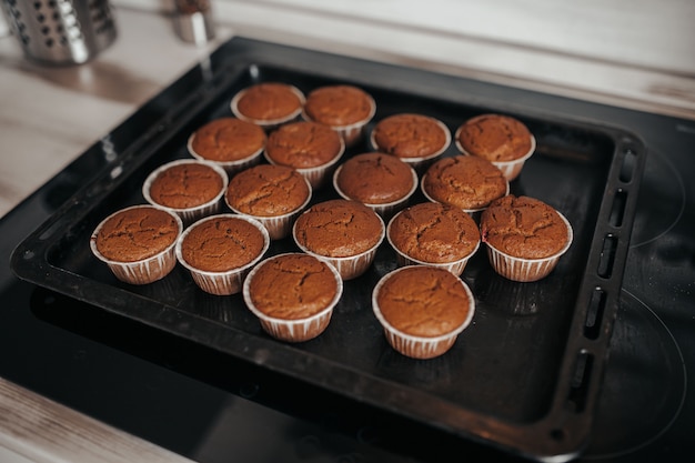 Brownie Cupcakes auf der Backform