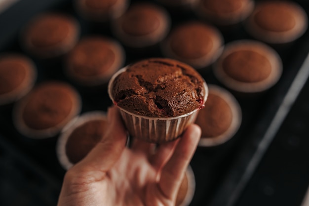 Brownie cupcakes en la bandeja para hornear