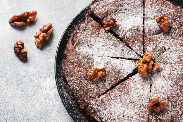 Brownie de chocolate caseiro com nozes. Fazendo bolo de chocolate. copie o espaço