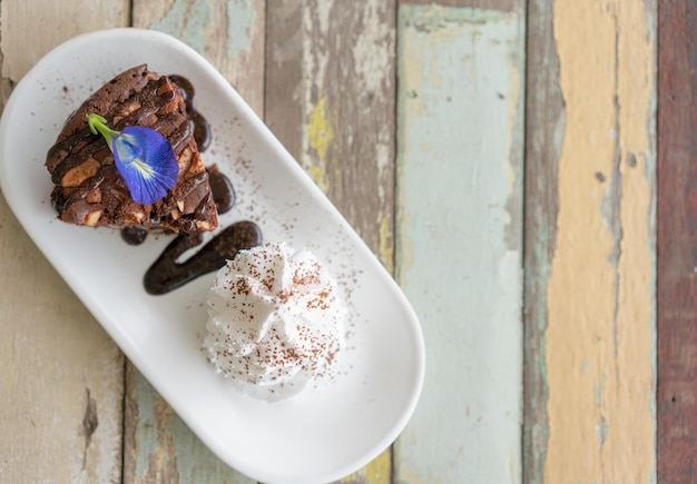 Brownie de chocolate com calda de chocolate e chantilly Flat lay