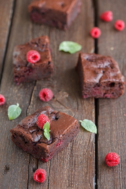 Brownie de chocolate com framboesas