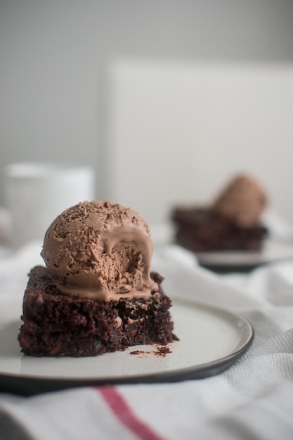 Brownie de chocolate com sorvete, depois de um pedaço ser tomado com uma colher.