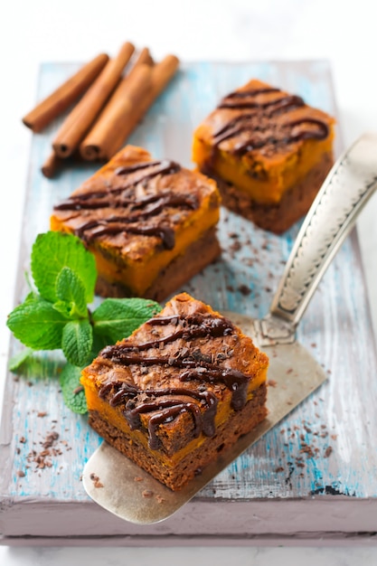 Brownie de chocolate com uma abóbora em um fundo claro. Foco seletivo.