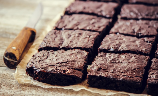 Brownie de chocolate. Cozimento caseiro. Foco seletivo. Comida.