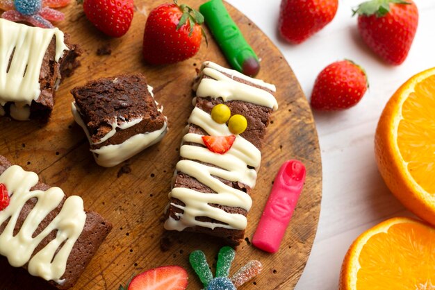 Brownie de chocolate decorado como uma múmia de Halloween Decorado com chocolate branco e lascas coloridas