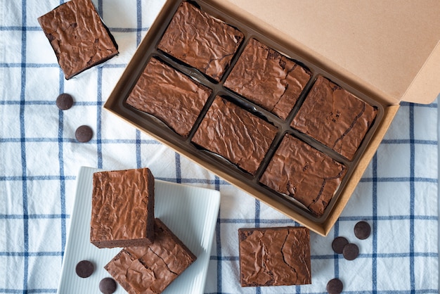 Brownie de chocolate doce vista superior na toalha de mesa