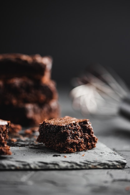 Brownie de chocolate em pedra ardósia preta