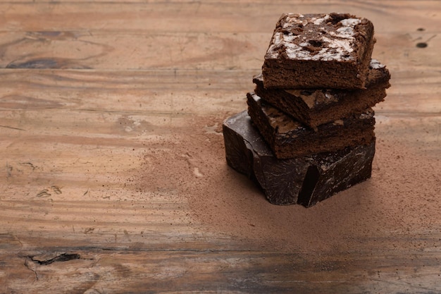 brownie de chocolate empilhado em uma base de madeira