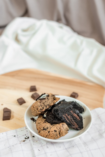 Brownie de chocolate escuro macio em um prato