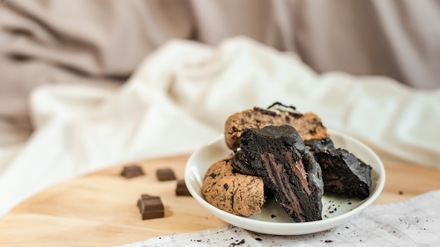 Brownie de chocolate escuro macio em um prato