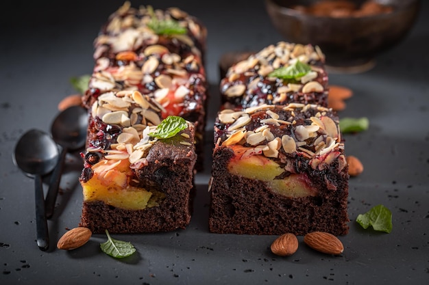 Brownie delicioso e fresco feito de frutas e amêndoa