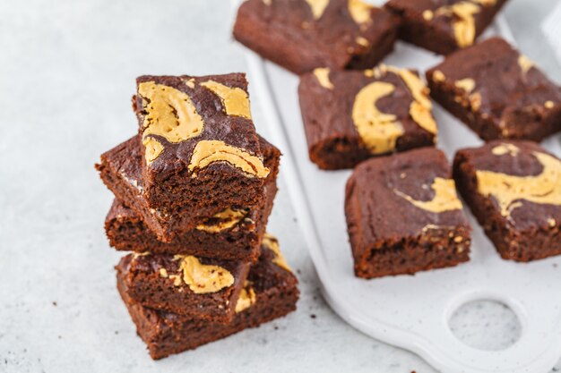 Brownie do vegetariano com manteiga de amendoim no fundo branco.