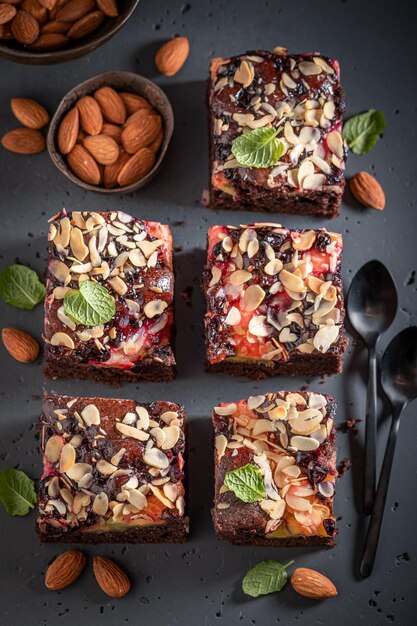 Brownie doce e caseiro com frutas frescas e amêndoa