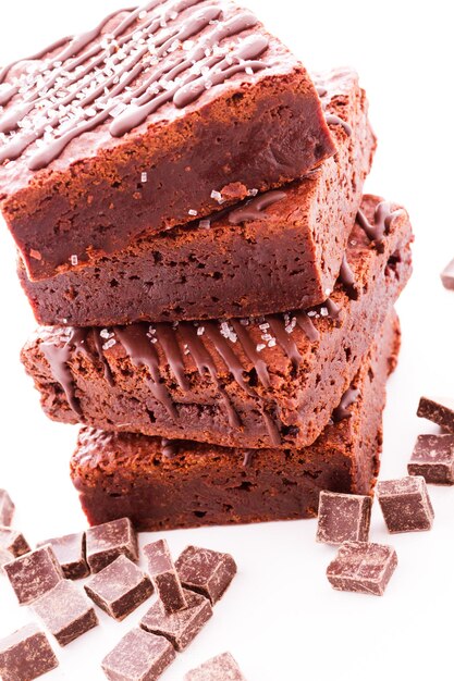 Brownie doce e salgado em um fundo branco.