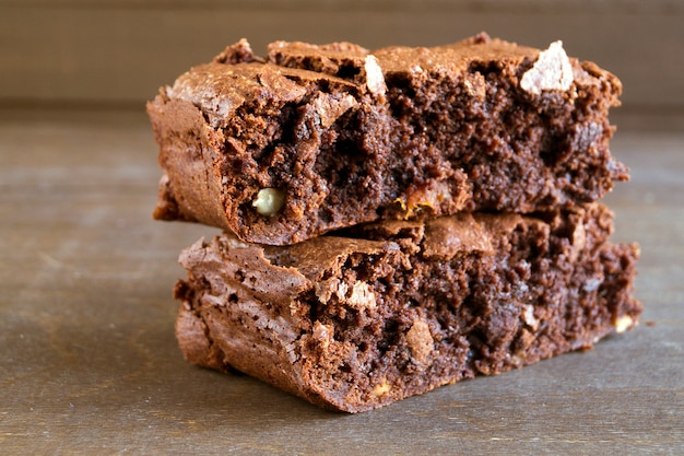 Brownie Dunkle Schokoladenkuchen, aus dem Ofen gebacken, geschnitten.