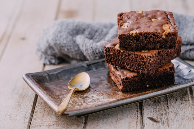 Brownie en el fondo de la mesa de madera