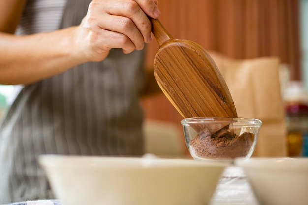 Brownie fresco para cozinhar em casa. Lanche DIY.Brwonies de bolo caseiro de pastelaria de chocolate.