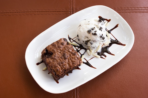 Brownie y helado. En el plato blanco.