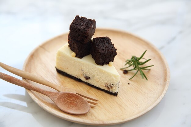 Brownie-Käsekuchen auf Holzplatte