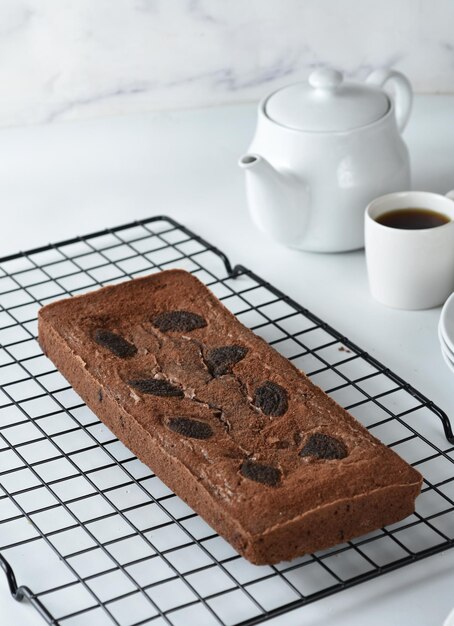 Brownie-Kuchen auf schwarzem Kühlregal, isolierter weißer Hintergrund