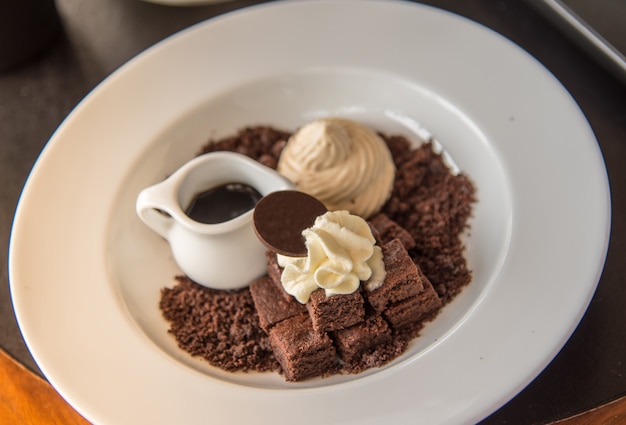 Brownie-Kuchen mit Peitschencreme.