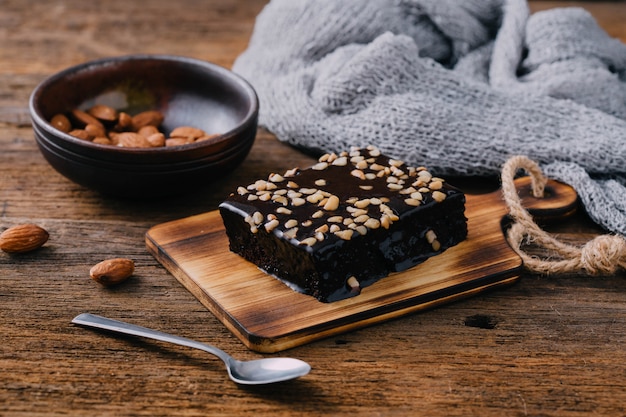 brownie en mesa de madera