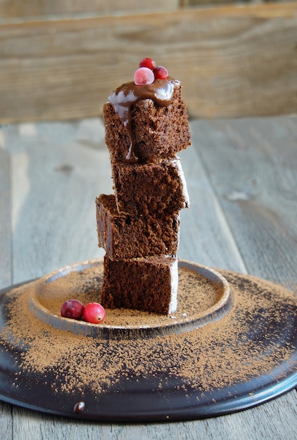 Brownie mit Beeren und Schokolade