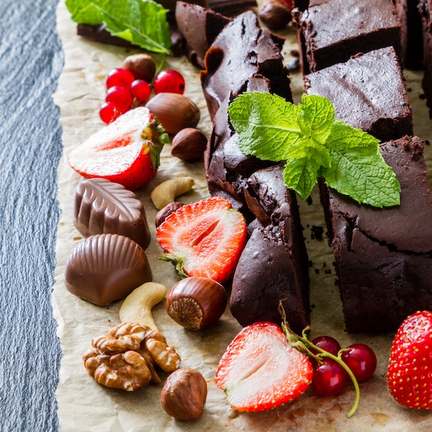 Brownie mit Nüssen und Minze