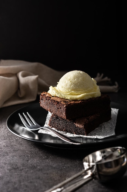 Brownie mit Vanilleeisschaufel