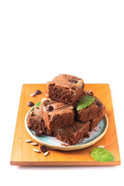 Brownie orgánico hecho en casa de la mantequilla de las semillas de girasol del dulce de azúcar del concepto de la comida sana aislados en el fondo blanco