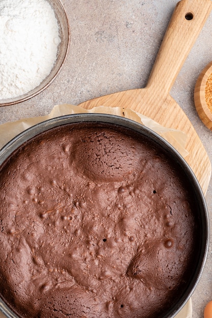 Brownie pastel de chocolate en forma redonda desmontable, de cerca.