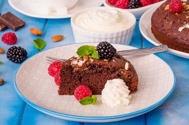 Brownie de pastel de chocolate con fresas y crema batida