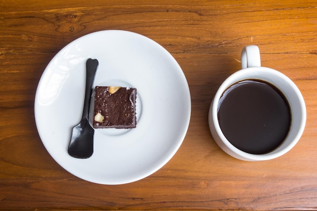 Brownie-Quadrate mit Schokoladenstückchen und Nüssen mit schwarzem Kaffee