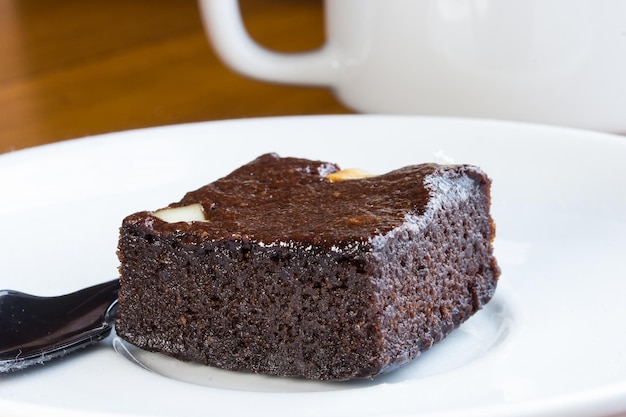 Brownie-Quadrate mit Schokoladenstückchen und Nüssen