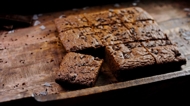 Brownie-Torte, verziert mit zerbröselter Schokolade