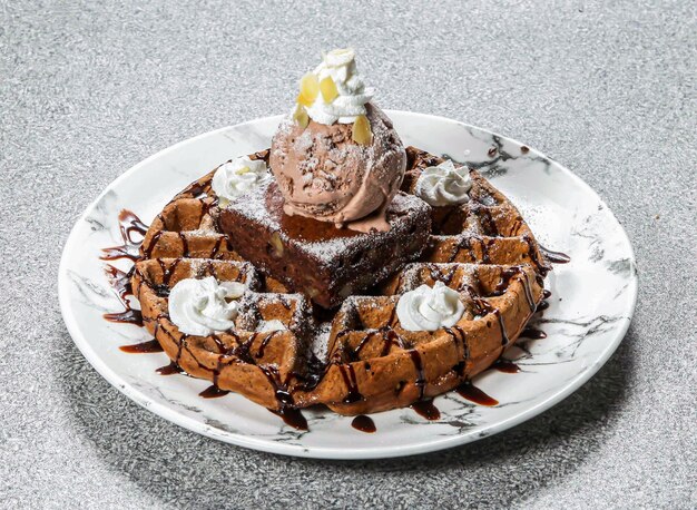 Brownie-Waffle mit Eiscreme-Schüssel, serviert in einer Schüssel, isoliert auf dem Hintergrund, Top-View von Hong Kong-Desserts