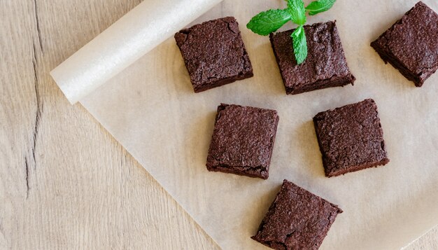 Brownies auf einem Kochpapier