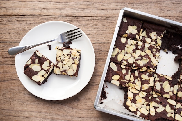 Brownies auf weißer Platte. Draufsicht.