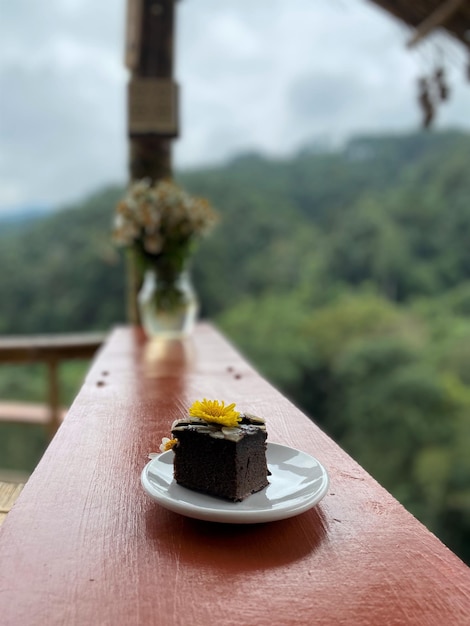 Foto brownies de cacao oscuro en un plato blanco