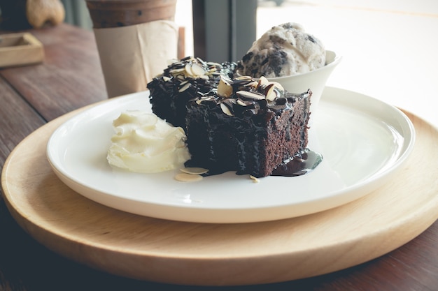 Brownies caseiros com sorvete de baunilha