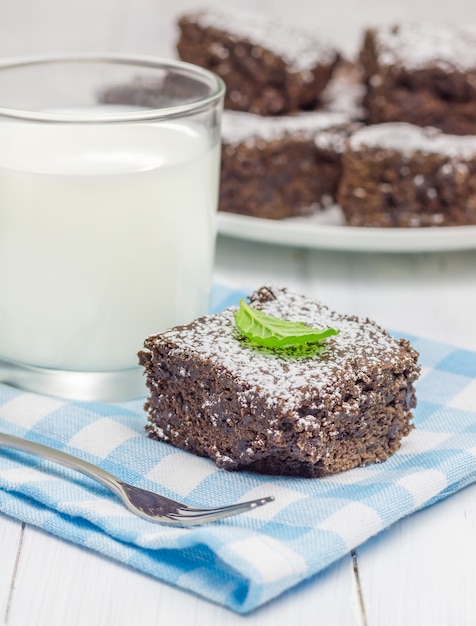 Brownies caseiros de açúcar em pó com copo de leite