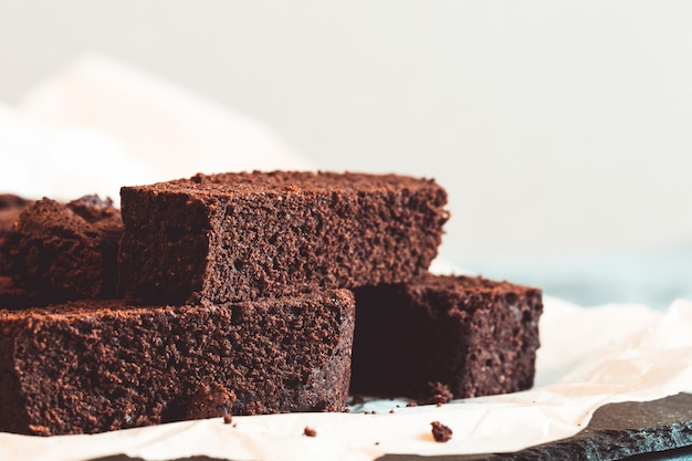 Brownies caseiros de chocolate amargo