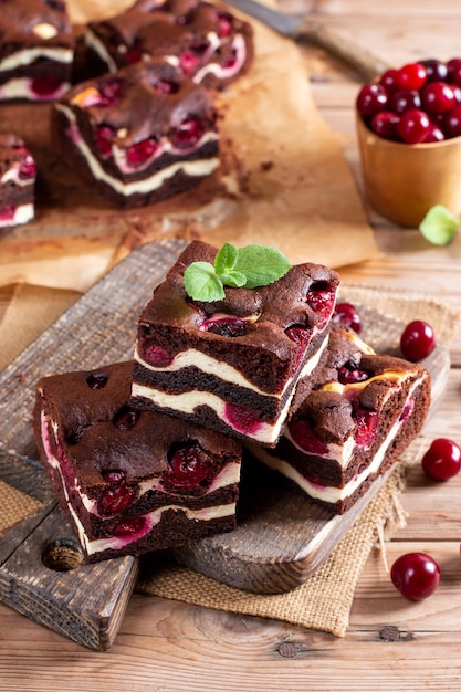 Brownies caseros con bayas frescas sobre fondo de madera vieja