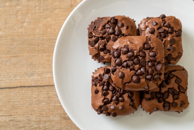 brownies de chocolate amargo con chispas de chocolate encima