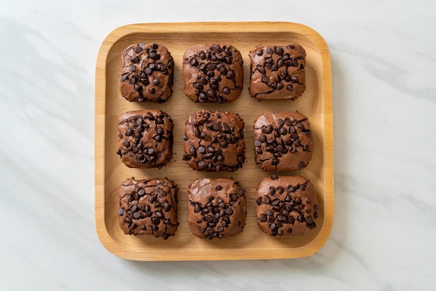 brownies de chocolate amargo con chispas de chocolate encima